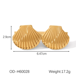 Détail d'une grande barrette coquillage dorée en acier inoxydable avec dimensions