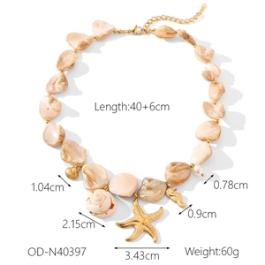 Dettaglio della collana con perle di conchiglia rosa e ciondoli a stella marina