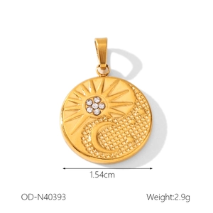Vue détaillée du pendentif soleil et lune en acier doré 18K orné de petits cristaux