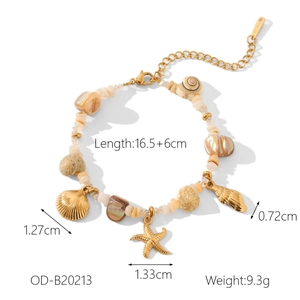 Dettaglio del bracciale boho con ciondoli a forma di stella marina e conchiglie