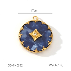 Vue détaillée du pendentif rond doré 1,7cm avec pierre bleue et décor d'étoile