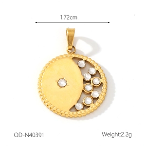 Vue détaillée d'un pendentif céleste soleil et lune en or de 1,72 cm avec oxydes de zirconium