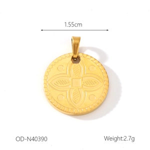 Détail d'un pendentif en émail doré de 1,55 cm avec motif floral et croix en relief