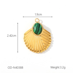 Vue détaillée du pendentif éventail soleil avec pierre malachite verte et dimensions