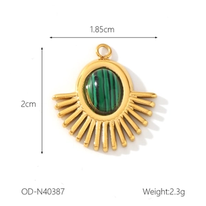 Détail d'un pendentif vintage en malachite dorée mesurant 1,85cm de large et 2cm de haut