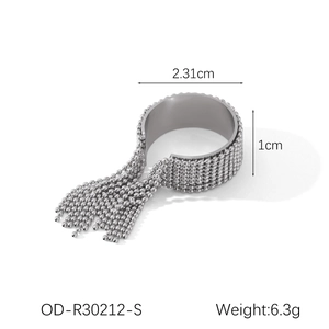 Dettaglio anello argento con nappe che mostra larghezza 1cm e diametro interno di 2,31cm