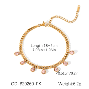 Detailweergave van verstelbare gouden ketting met zeven roze peervormige kristallen hangers
