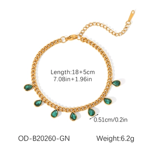 Detail van de gouden roestvrijstalen schakelarmband met groene zirkoon druppelhangers