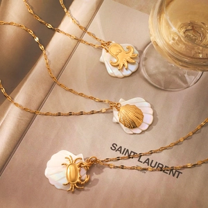Elegante 18K vergoldete Ozean-Halsketten mit Oktopus-, Muschel- und Krabbenanhängern