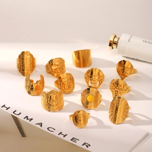 Detailansicht eines 12-teiligen goldenen Gothic-Ring-Sets mit Totenköpfen und Münzen