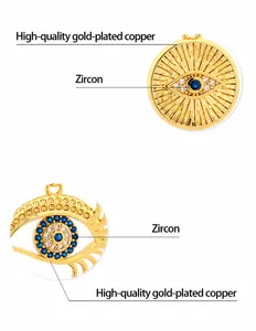 Detalle de colgantes de ojo turco chapados en oro de 18K con circonitas azules y blancas
