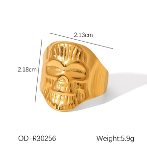 Makrodetail eines goldenen Gothic-Totenkopfrings mit Hammerschlag-Textur und Maßen