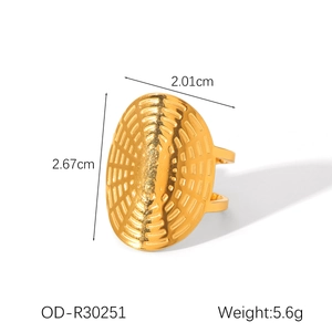 Nahaufnahme eines goldenen ovalen Rings mit konzentrischer Textur und Doppelringband