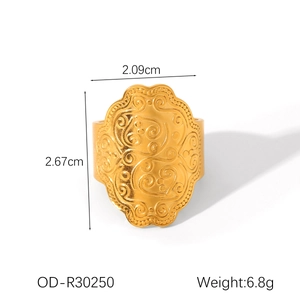 Detail mit Maßen von 2,09 cm Breite und 2,67 cm Höhe für den goldenen Gothic-Ring