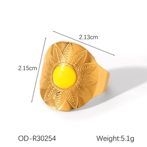 Detailansicht der goldenen Sonnenblumenring-Maße 2.15cm und Gewichtsspezifikationen