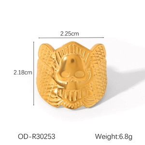 Makroaufnahme des gotischen Goldtotenkopfrings mit Flügelmustern und Größenabmessungen