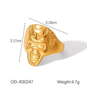 Detailansicht eines goldenen Gothic-Totenkopfrings mit Flammentextur und 2,17 cm Höhe
