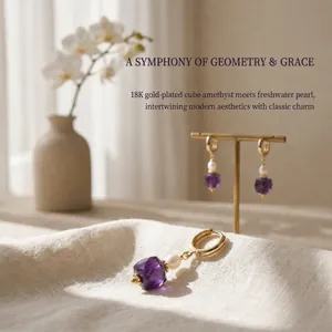 Dettaglio di orecchini placcati oro 18K con perla d'acqua dolce e ametista viola
