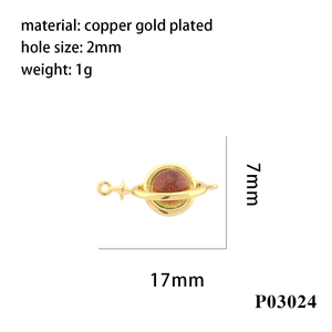 Detail eines 18K vergoldeten Kupfer-Planetenanhängers mit Sternverbinder und Maßen