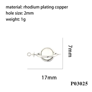 Makroaufnahme des 17x7mm rhodinierten Kupferanhängers in Planetenform mit Maßangaben