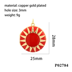 Pendentif médaillon rond plaqué or avec motif rayon de soleil et émail rouge brillant