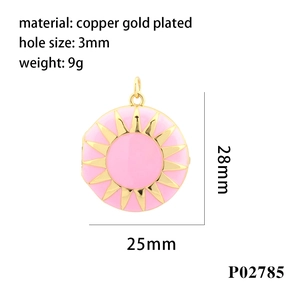 Pendentif médaillon soleil en émail rose et cuivre plaqué or avec dimensions