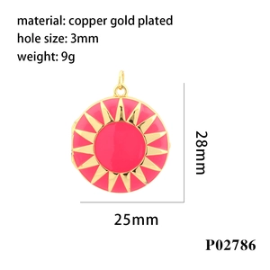 Vue détaillée du médaillon en émail rose avec placage d'or et dimensions de 25 mm