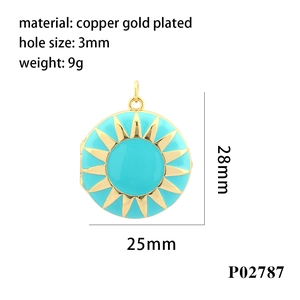 Détail d'un médaillon soleil 25mm en cuivre plaqué or avec émail bleu