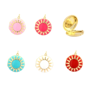 Pendentifs médaillons ronds dorés soleil en cinq couleurs, fermés et ouverts