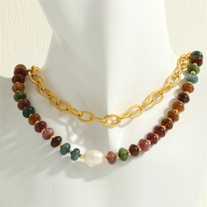 Collier à deux rangs avec perles de tourmalines colorées, perle d'eau douce et chaîne dorée