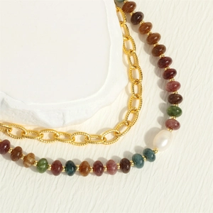 Détail du collier double rang plaqué or 18K avec perles colorées et nacre délicate