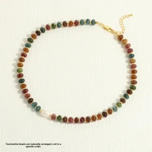 Vue détaillée des perles de tourmaline colorées avec perle baroque et fermoir doré