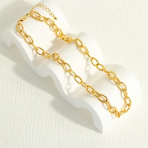 Détail du collier chaîne texturée plaqué or 18K avec fermoir mousqueton et extension
