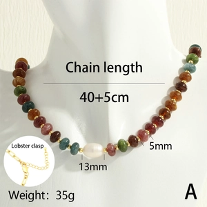 Détail du collier de perles colorées avec perle de 13mm et fermoir plaqué or 18K