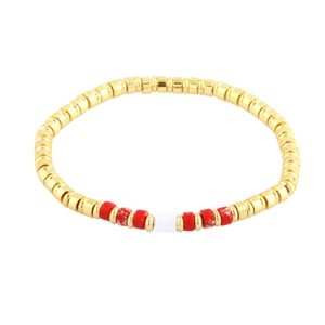 Boheems rekbaar armbandje met gouden kralen, rode stenen en een witte kraal