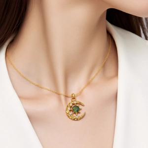 Collar de luna y estrella dorado con piedra verde y detalles de circón blanco