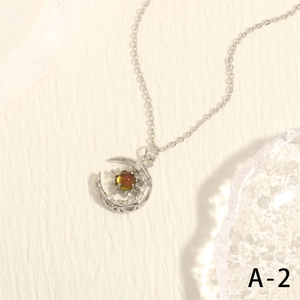Detalle del collar luna y estrella con piedra aurora y micro circonitas en textura