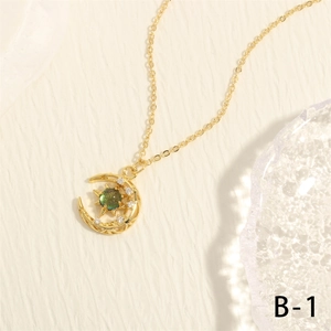 Detalle de colgante de sol y luna dorada con opale verde y piedras de circón