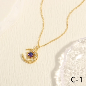 Detalle de collar estrella y luna con circonitas y gema con degradado azul púrpura