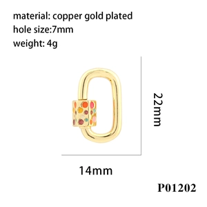 Primer plano de mosquetón de cobre dorado de 22mm con puntos de esmalte de colores