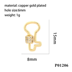 Détail macro du fermoir à vis en cuivre plaqué or avec pavé de zircons pour bijoux