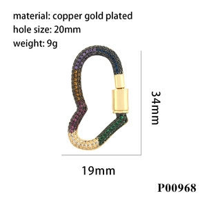 Detailansicht des bunten Zirkon-Herzkarabiners mit Maßen von 34mm x 19mm für Schmuck
