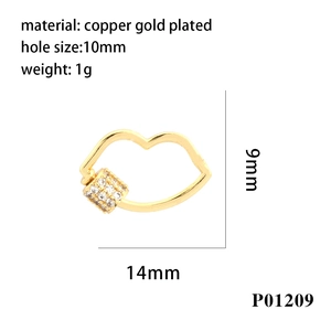 Détail du pendentif en forme de lèvres en cuivre plaqué or de 14mm sur 9mm pour colliers