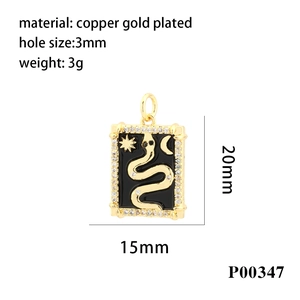 Detail van de vergulde koperen slangen hanger met zirkonia inleg en afmetingen 20mm x 15mm