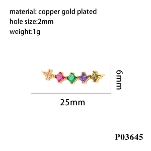 Détail d'un connecteur en cuivre plaqué or 18K avec cinq zircons carrés colorés