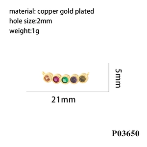 Vue détaillée du connecteur plaqué or 18 carats avec cinq zircons multicolores