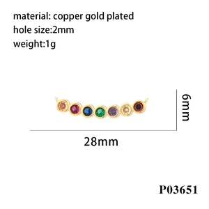 Détail du pendentif géométrique plaqué or 18K avec sept pierres de zircon colorées