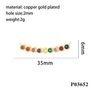 Détail du pendentif lune 35mm en cuivre doré avec neuf pierres de zircon colorées