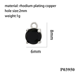 Détail macro du pendentif en cuivre rhodié 18K avec zircon noir facetté et trou 2mm