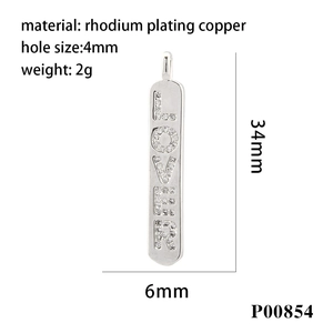 Vue détaillée d'un pendentif lettre LOVER poli avec des dimensions de 34mm de long